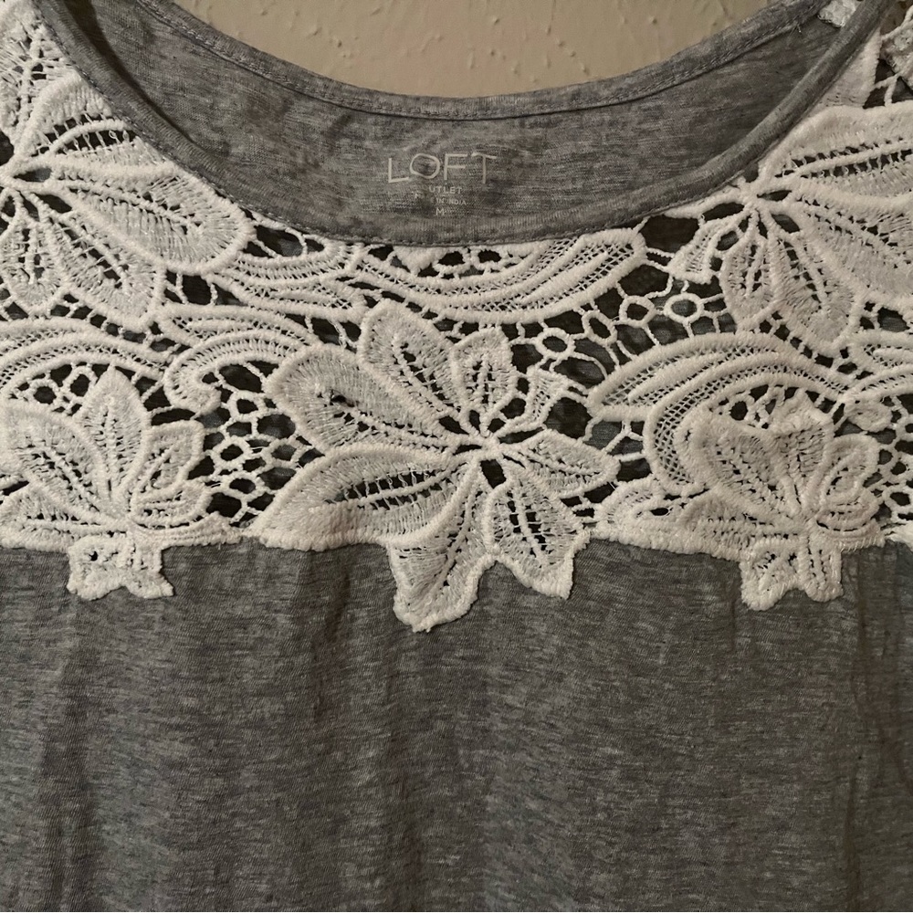 Loft grey tank with lace trim - Picture 4 of 5